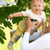 Krabbelhose für Babys in gelb mit Knieschutz, ideal zum Krabbeln & Gehen lernen